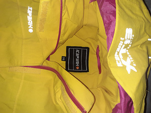 Желтая осенняя куртка icepeak размер 36