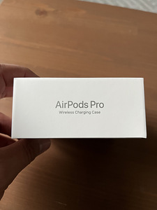 Apple AirPods Pro с чехлом для беспроводной зарядки (2 фото из 6)