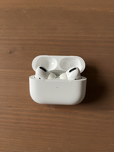 Apple AirPods Pro с чехлом для беспроводной зарядки (4 фото из 6)