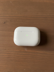 Apple AirPods Pro с чехлом для беспроводной зарядки (5 фото из 6)