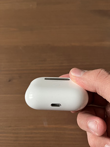 Apple AirPods Pro с чехлом для беспроводной зарядки (6 фото из 6)