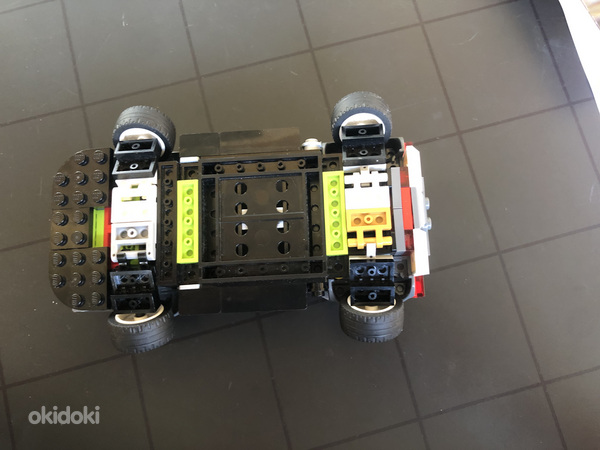 Кастомная Лего машинка с развалом (фото #2)