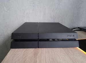 Playstation 4 (4 foto / 5)