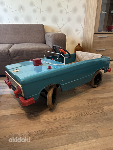 Педальный автомобиль