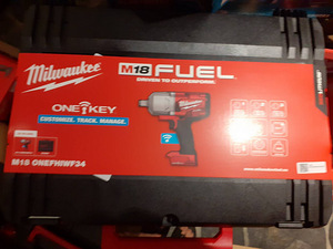 Milwaukee M18 FMTIW2F12 aku mutrikeeraja (1 foto / 1)