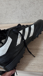 Футбольные бутсы adidas (3 фото из 5)