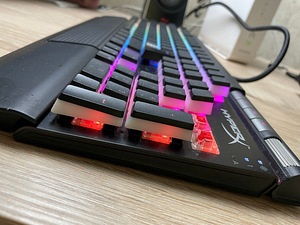 HyperX Alloy Elite RGB + KINGSTON KEYBOARD ACC KEYCAPS (4 foto / 6)