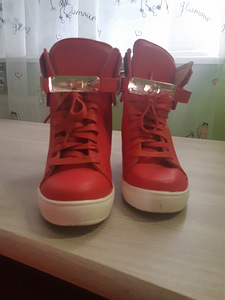Женская обувь (3 фото из 6)