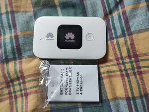 Huawei taskuruuter. Kaks akut. (1 foto / 3)
