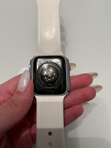 Apple Watch 4 (40mm) (3 foto / 6)