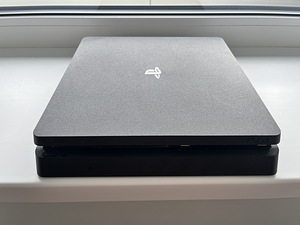 PlayStation 4 (2 foto / 5)