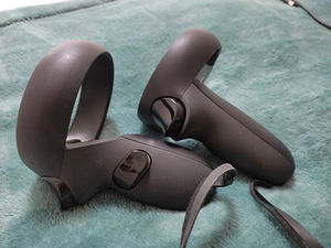 Oculus Quest 1: VR-гарнитура (3 фото из 7)