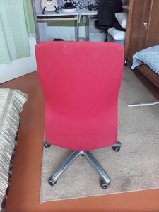 Красный компьютерный стул