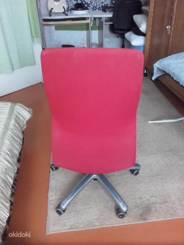 Красный компьютерный стул (фото #1)