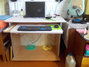Computer desk with wheels, foot support, and slide-out tray (2 foto / 2)