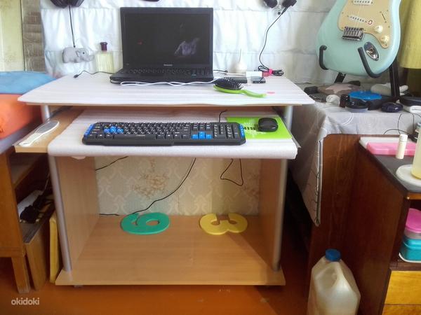 Computer desk with wheels, foot support, and slide-out tray (foto #2)
