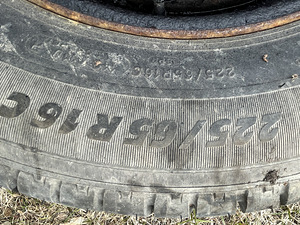Kaubikurehv koos veljega (16 Michelin Agilis 225\65\r16C (2 foto / 3)