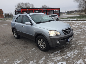 Kia Sorrento (6 foto / 9)
