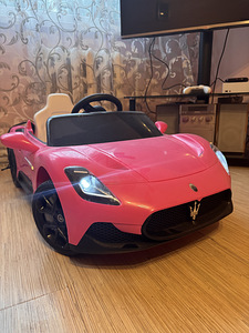 Roosa Maserati elektriauto lastele puldiga (1 foto / 4)