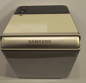Samsung Z Flip3 128Gb Кремовый (7 фото из 10)