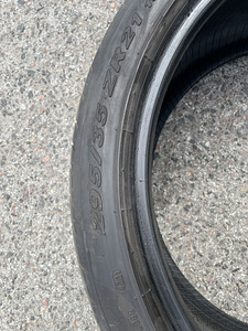295/35R21 Pirelli (2 фото из 2)