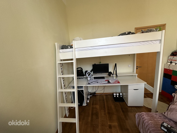 Kahekorruseline voodi koos arvutilauaga.