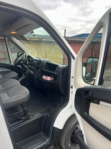 Peugeot Boxer (8 фото из 9)