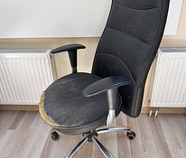 Удобное офисное кресло стул на колесиках