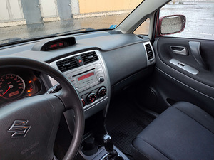 Suzuki Liana (12 foto / 15)
