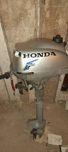 Лодочный мотор Honda (2 фото из 4)