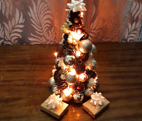 Käsitööna valminud dekoratiivne lahke laud jõulupuu