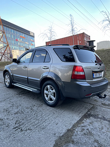 Kia Sorento 2008 (6 foto / 10)