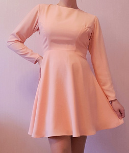 Абрикосово-розовое платье