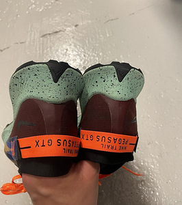 Кроссовки Nike (2 фото из 4)
