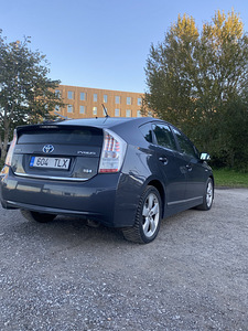 Toyota PRIUS (3 фото из 12)