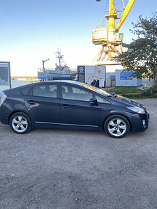 Toyota PRIUS (8 фото из 12)