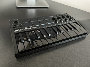 AKAI MPKmini COMPACT KEYBOARD AND PAD CONTROLLER BLACK (1 foto / 4)