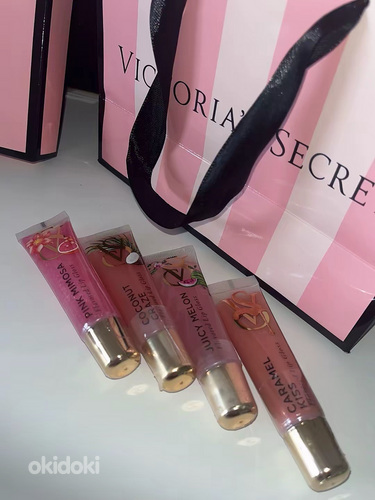 Блеск для губ от Victoria’s Secret.