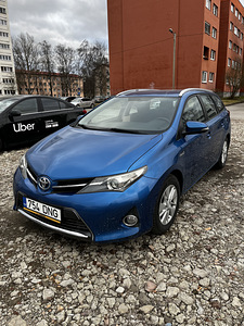 Toyota Auris Бензин/Гибрид (1 фото из 10)