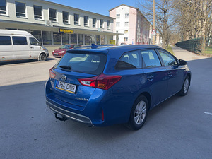 Toyota Auris Бензин/Гибрид (3 фото из 10)