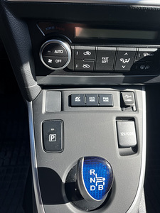 Toyota Auris Бензин/Гибрид (8 фото из 10)