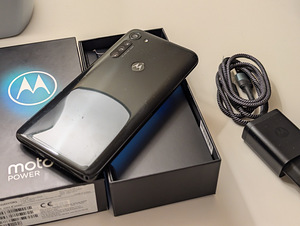 Motorola Moto G8 Power (7 foto / 10)