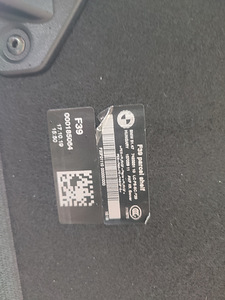 BMW X2 pagasiruumi tagumine riiul (3 foto / 4)