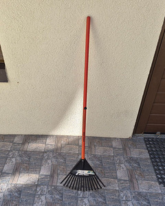 Газонные грабли Black & Decker, длина 130 см (2 фото из 2)