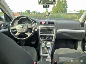 Skoda Oktavia 2010 (9 foto / 12)