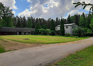 Kahekordne kivimaja Savernas Leevi jõe kaldal. (2 foto / 2)