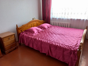 Täispuidust voodi 200x180 ja viieukseline riidekapp (1 foto / 3)