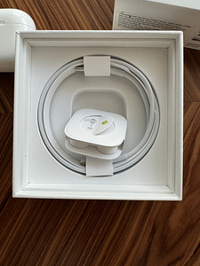 Airpods Pro with Wireless Charging Case (2 foto / 2)