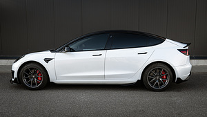 Tesla Model 3 (3 фото из 15)