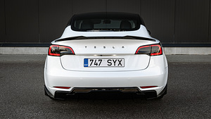 Tesla Model 3 (5 фото из 15)